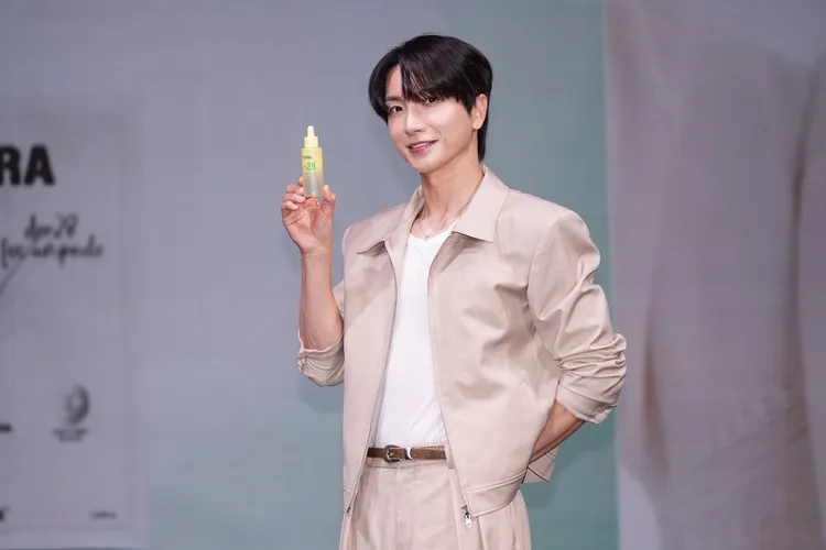 他愛用的Der28 VITERRA微笑安瓶。彭欣偉攝