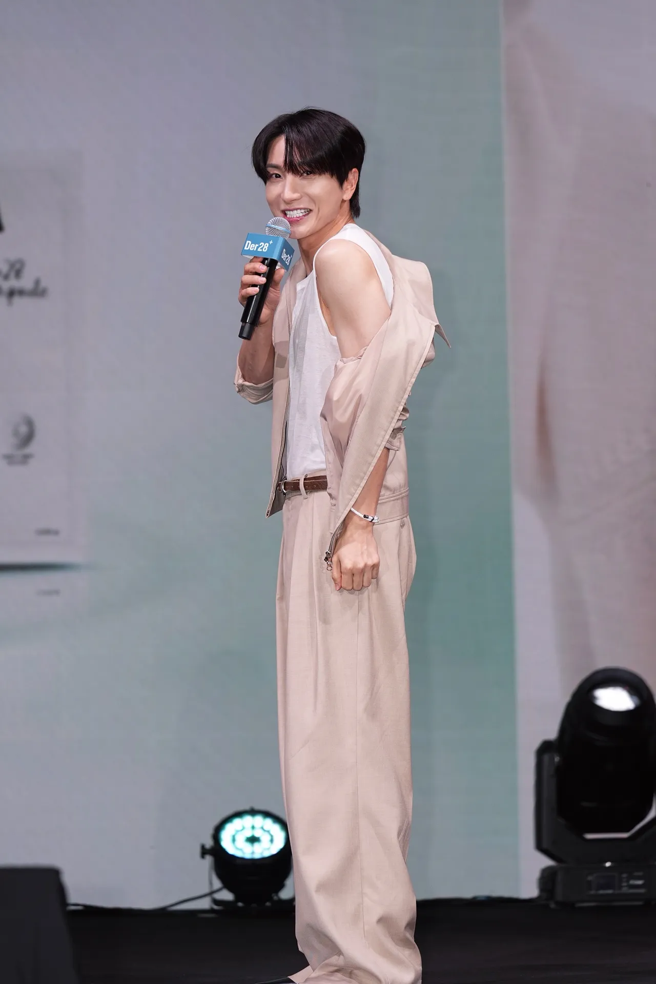 利特突然公开自己咕溜的肩膀。彭欣伟摄