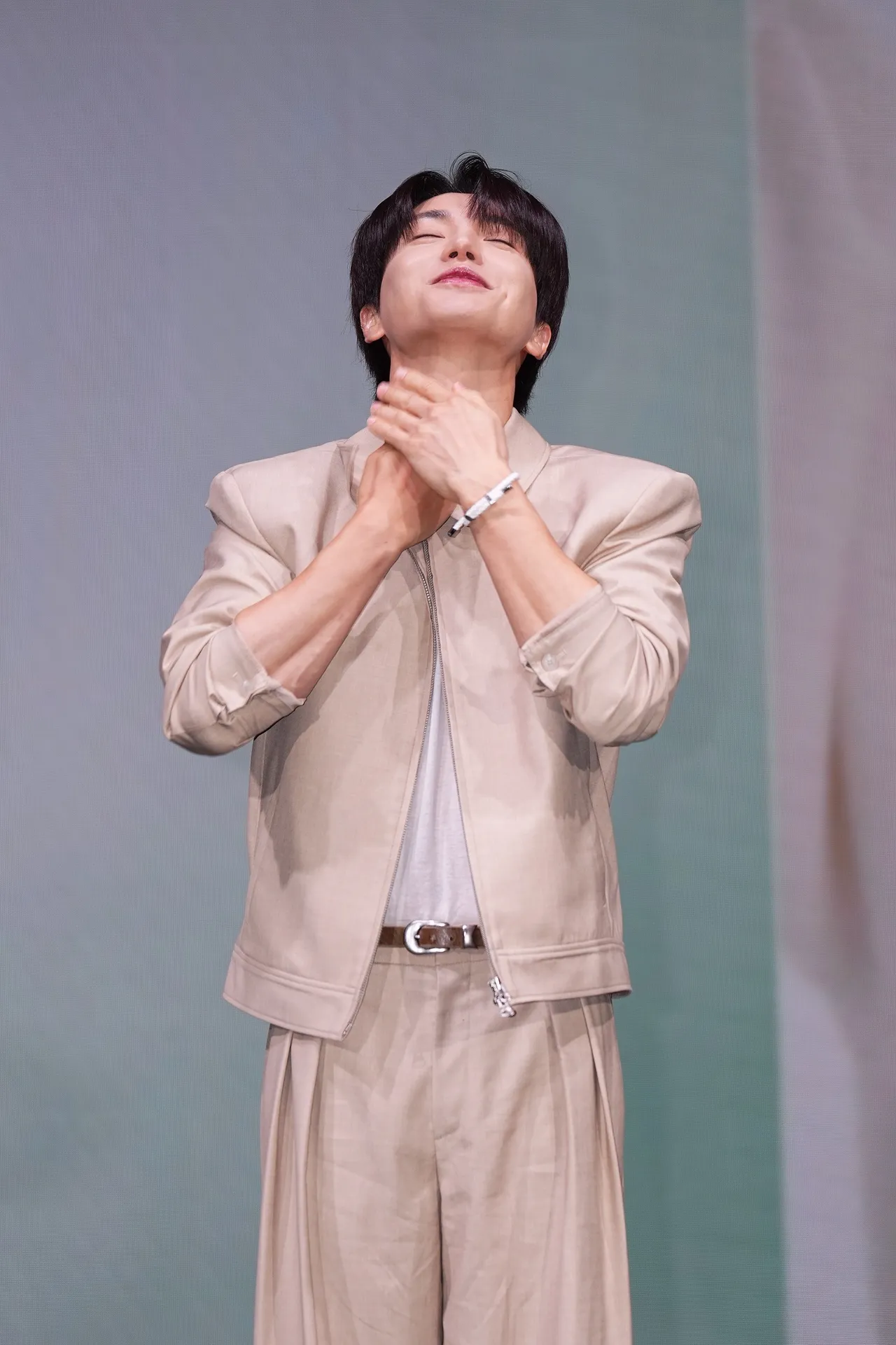 利特分享会把残留的面膜精华抹在脖子上。彭欣伟摄