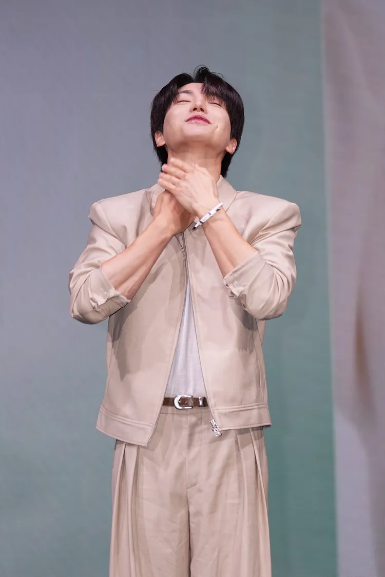 利特分享會把殘留的面膜精華抹在脖子上。彭欣偉攝