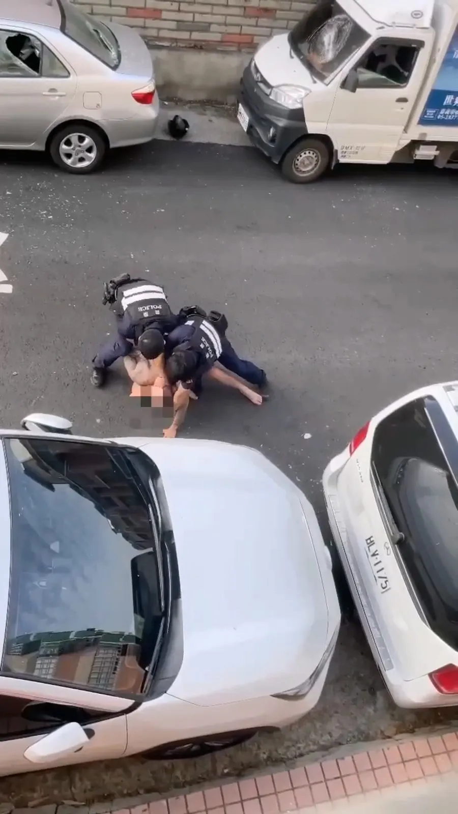 男子情绪不稳，毁损车辆遭警压制送医。翻摄画面