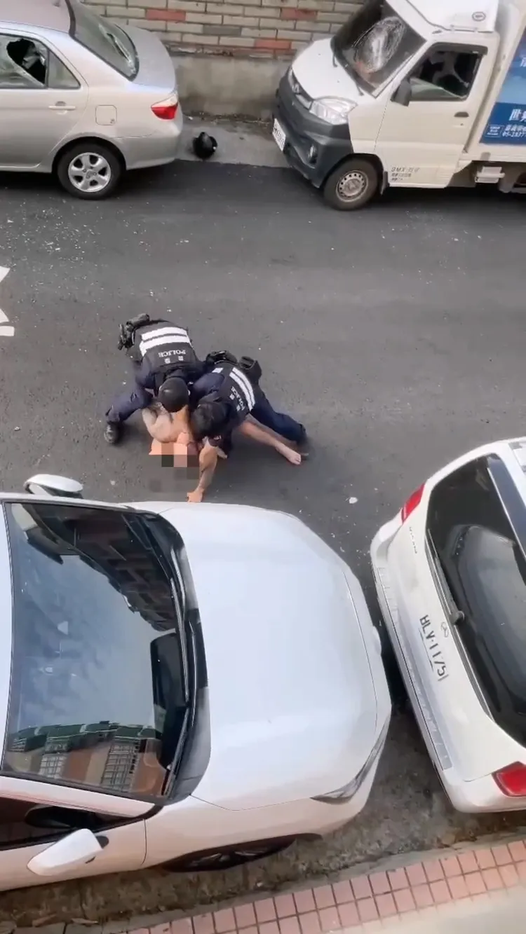 男子情緒不穩，毀損車輛遭警壓制送醫。翻攝畫面