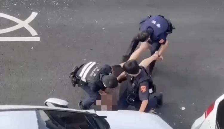 男子情绪不稳，毁损车辆遭警压制送医。翻摄画面