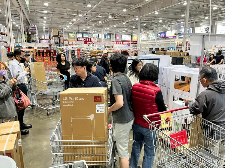 好市多黑五開跑民眾搶購，有網友質疑是在清庫存。示意圖，莊宗達攝