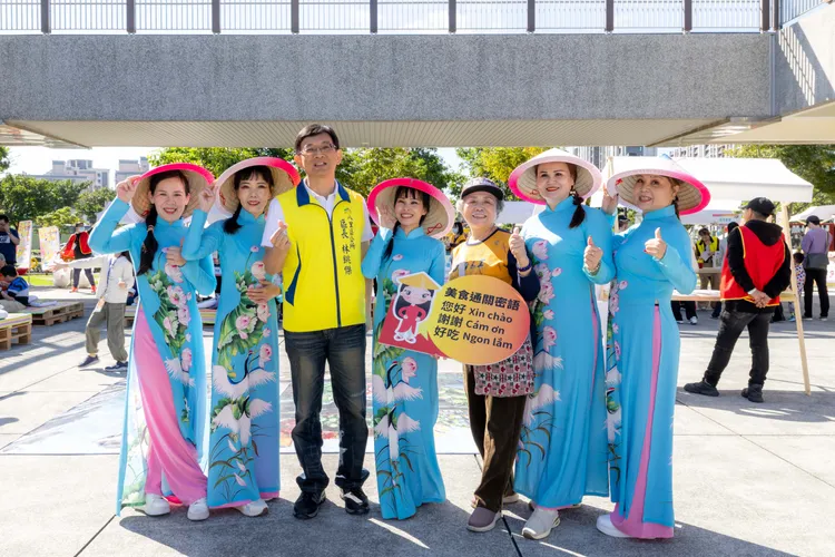 八里區長林銚傑鼓勵大家多來參與嘉年華活動，希望促進在地居民與新住民之間的文化交流。公所提供