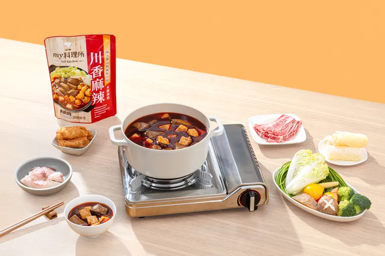 金車 my料理所推出「川香麻辣火鍋湯底」，湯頭風味濃厚，特別適合涮肉，更能依喜好自由添加食材。業者提供