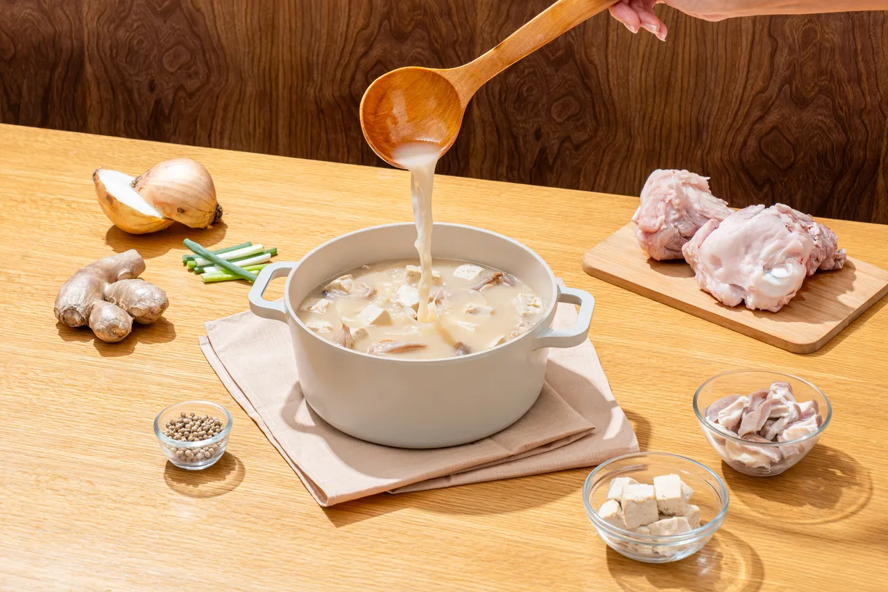 金车my料理所「浓鸡白汤火锅汤底」属市面上少见的温润系汤底选择，搭配绵密豆腐，温润顺口(图片仅供参考，实际内容参见实物)。业者提供