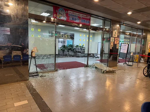 台中男不滿被要求出院　鐵鎚砸毀醫院大門洩憤！2小時落網