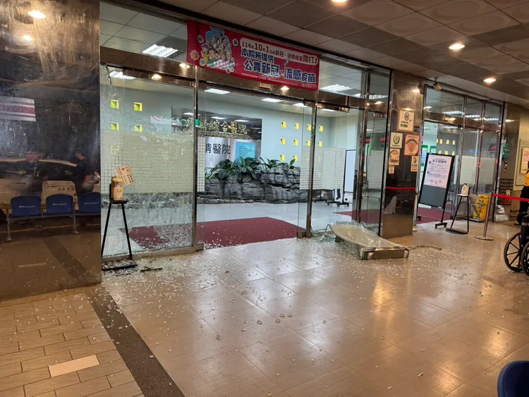 张姓男子疑因出院时大闹并恐吓护理师，被要求出院后竟持铁锤砸毁大门玻璃。民众提供