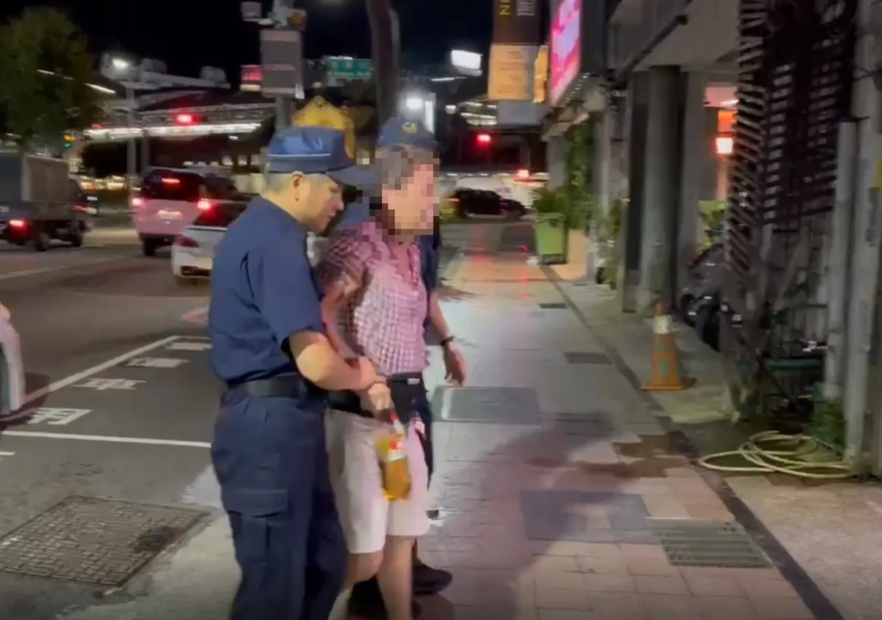 警方逮捕砸毁医院大门的张姓男子，依违反医疗法等罪送办。民众提供