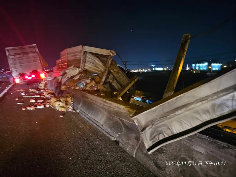 大貨車從中線車道往外偏移，失控衝撞外側護欄，隔音牆被撞得歪七扭八。翻攝照片