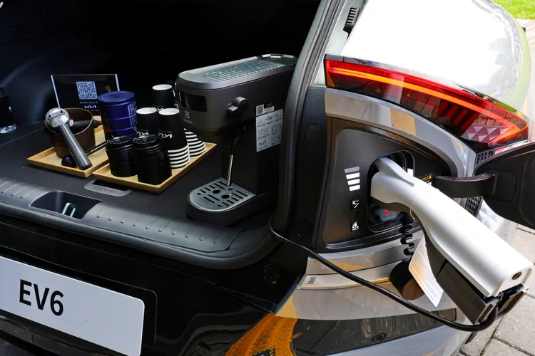 透過EV6搭載的 V2L，為咖啡機提供電力，讓民眾親身體驗電動車的創新應用。業者提供