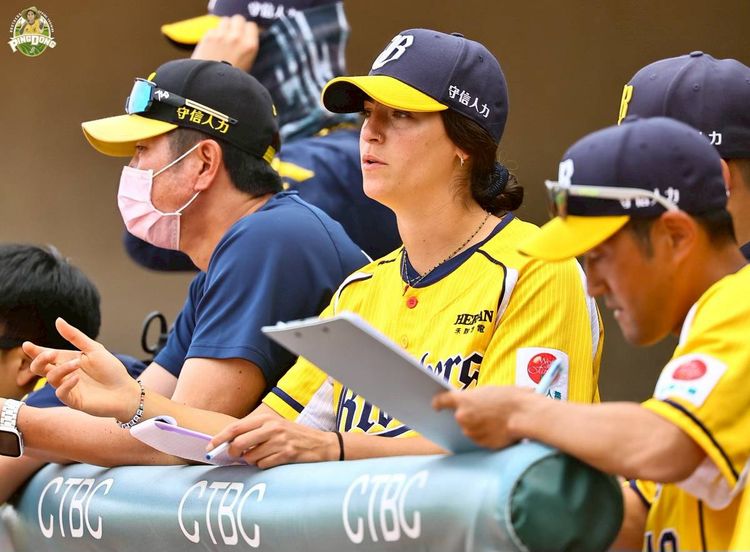 中信兄弟奪冠失敗 美籍正妹打擊教練離隊?社群突發告別信