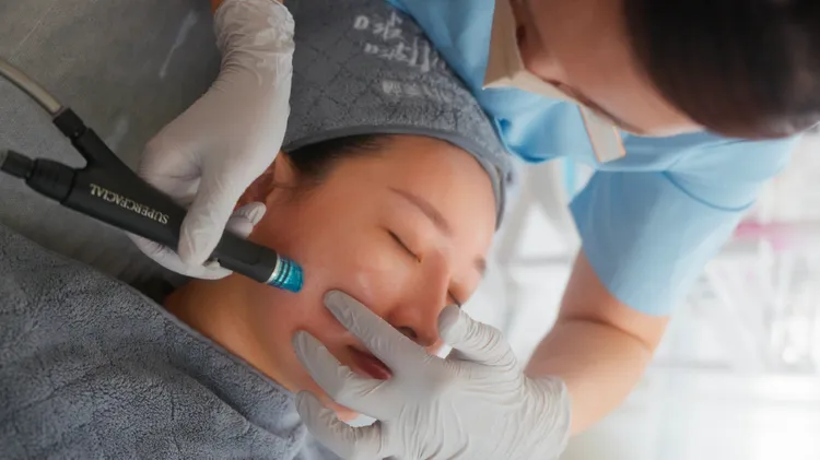 SUPERCFACIAL 超清秀其非侵入式、低刺激設計，全程使用拋棄式端頭，兼顧衛生與安全，符合現代消費者保養期待。