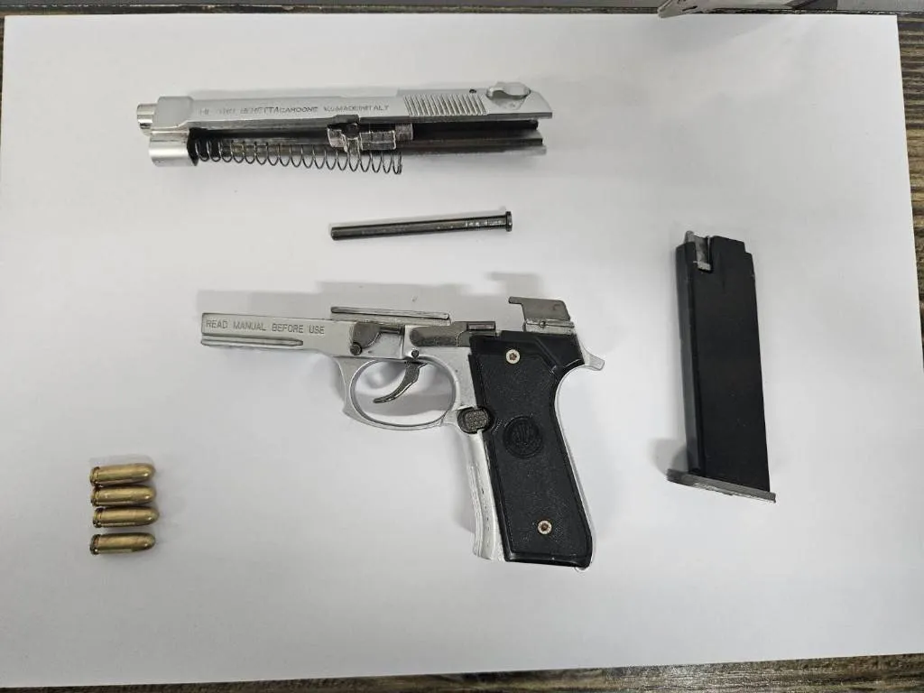 警方在男子攜帶皮箱搜出槍枝一把。警方提供