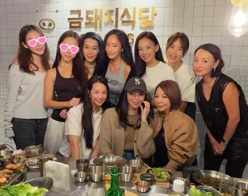 关颖今天在IG限动po出4日与曾馨莹、贾永婕等姊妹淘聚餐照。翻摄关颖IG