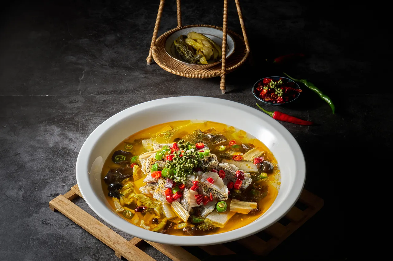 台北美福大饭店「万万BOOK超值飨宴」包含潮粤坊经典粤菜。主打套餐以人气「招牌片皮鸭三吃」为核心，搭配「老坛酸菜龙虎斑」等招牌佳肴，尽显粤式精致料理的风范。台北美福大饭店提供