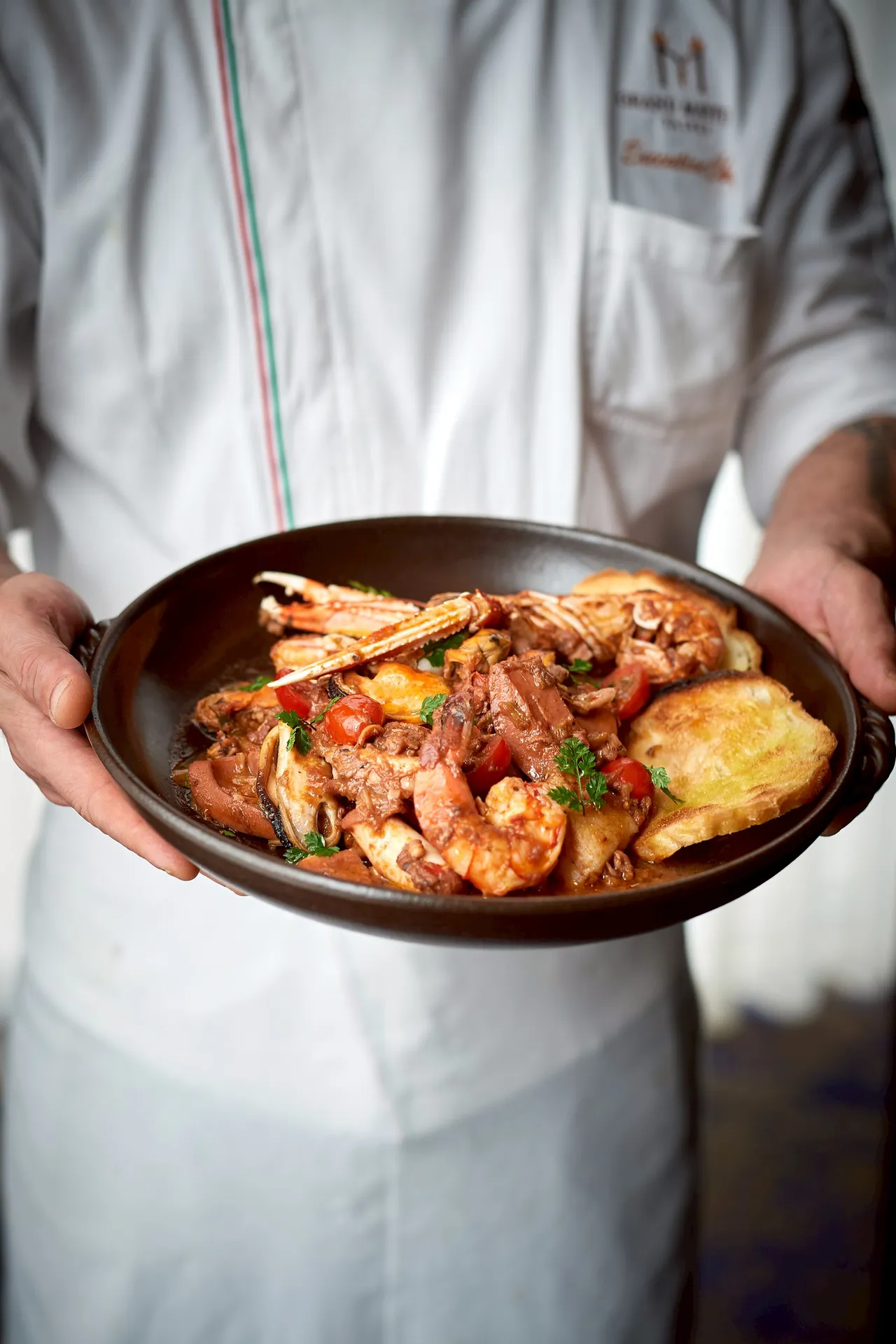 台北美福「万万BOOK超值飨宴」提供价值近 1万6000元的六人分享餐，仅需支付1万元+10% 即可享用。GMT 义大利餐厅提供人气料理「托斯卡尼炖煮综合海鲜」等精选佳肴。台北美福大饭店提供