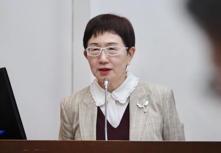 財政部長莊翠雲受訪時表示，普發1萬元選擇直接入帳，領到1萬元後規劃如何使用，「心裡已經決定想好怎麼花了。」莊宗達攝