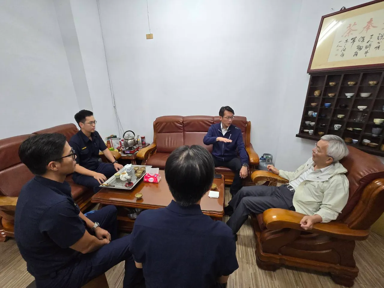 警政署长张荣兴23日南下东港警分局慰勉基层员警。翻摄画面