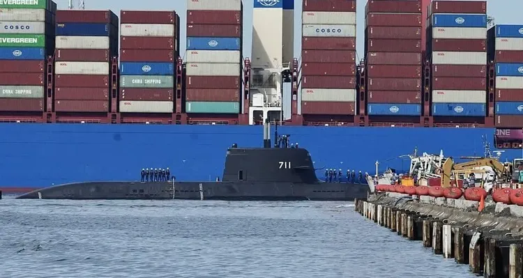 台灣海鯤艦在高雄港內浮航測試。中央社資料照