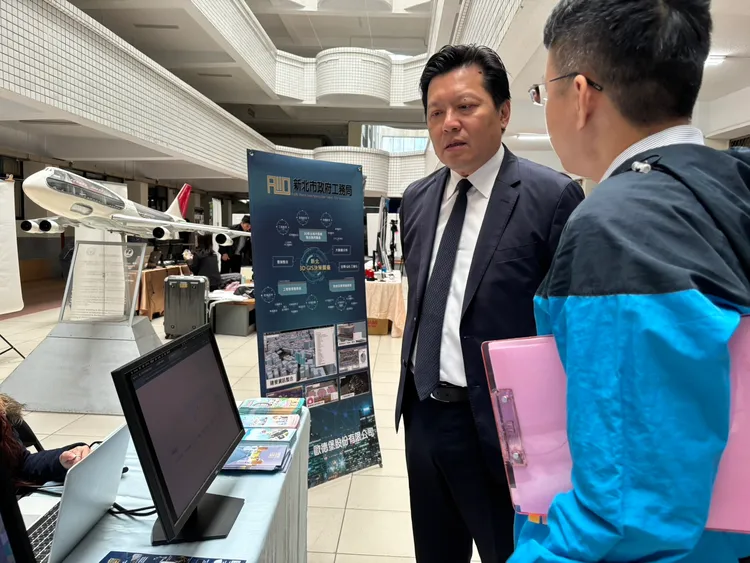 新北市副市长朱惕之(左一)视察工务局摊位，了解市府推动智慧工程与永续发展的成果。工务局提供