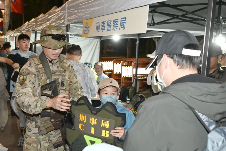 刑事局在現場設攤反詐。翻攝畫面