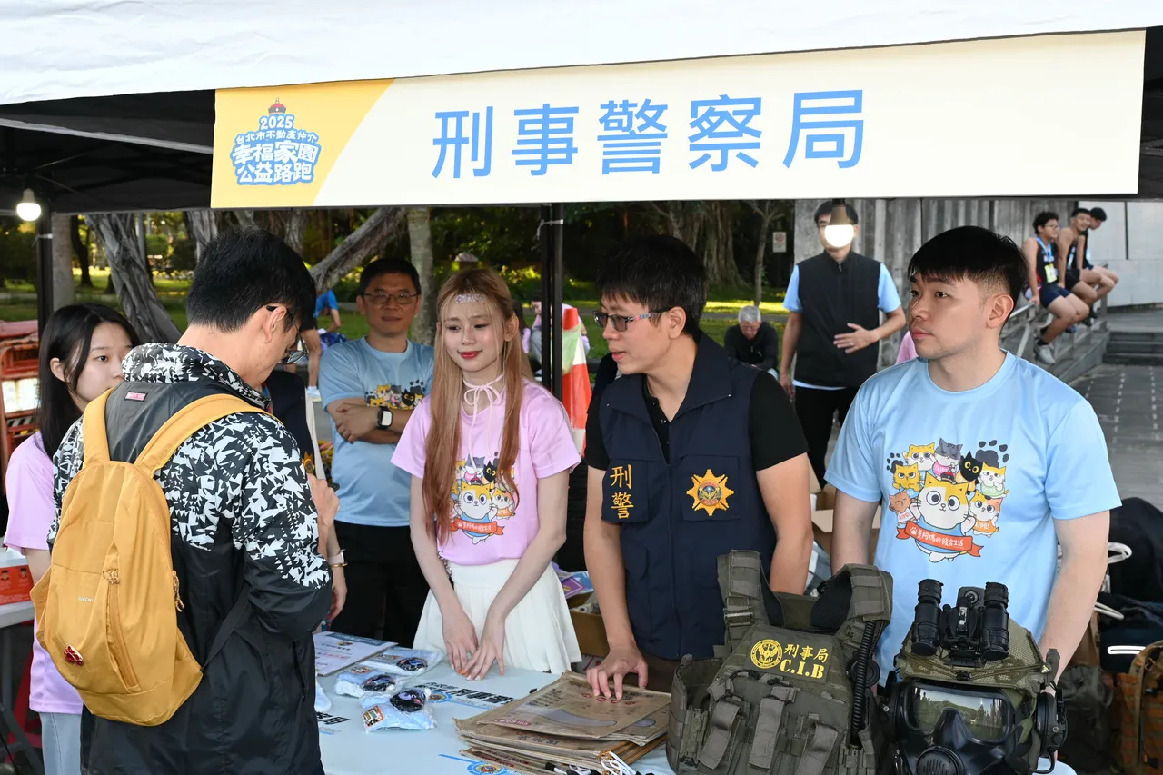 刑事局在現場設攤反詐。翻攝畫面