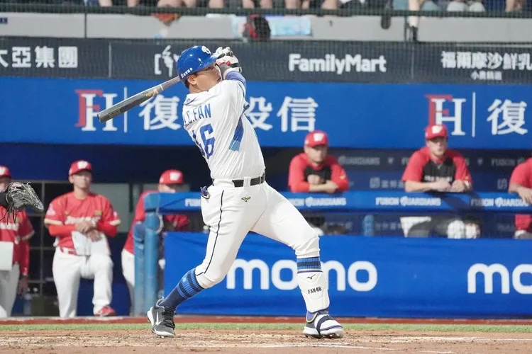 范國宸續留富邦。   富邦悍將提供