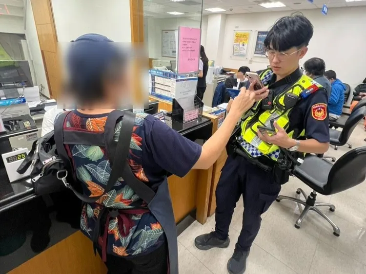 警員施予翔與役男潘郁閎向董女說明常見「假投資」誘騙方式與風險。翻攝畫面