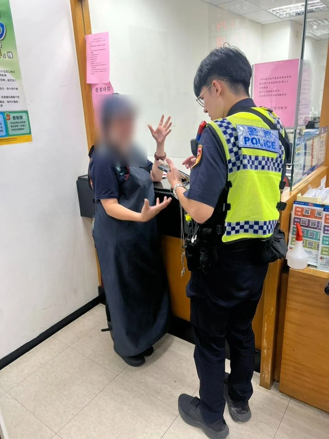 警員施予翔與役男潘郁閎向董女說明常見「假投資」誘騙方式與風險。翻攝畫面