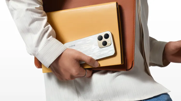 realme 15T主打8000元有找的大電量AI手機，搭載7000mAh電池與前後5000萬AI相機，即日起在台上市。realme提供