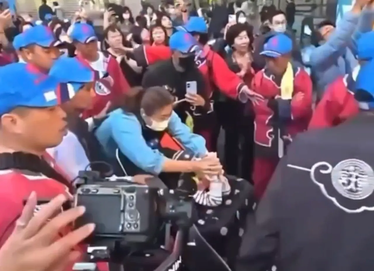 王妈妈是嫁到台南的北港人，专职照顾脑性麻痺的孩子，神轿经过破例开放「钻轿脚」。取自北港朝天宫网路直播