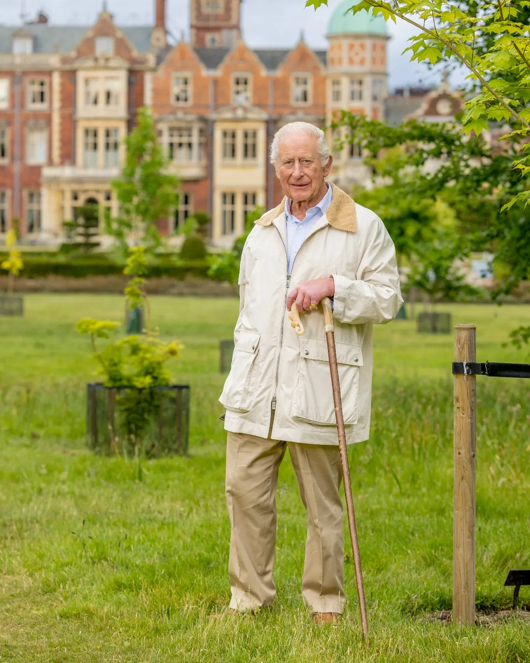 查爾斯三世在在桑德林罕莊園穿著筆挺大衣入鏡。