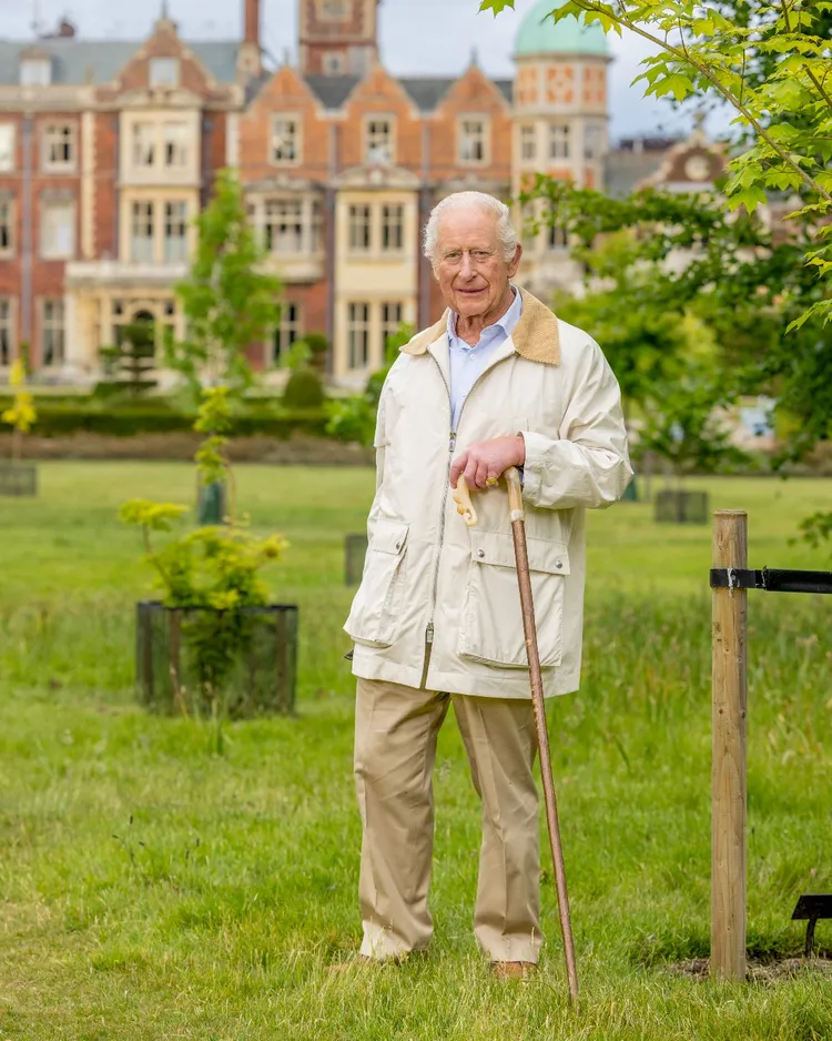 查爾斯三世在在桑德林罕莊園穿著筆挺大衣入鏡。