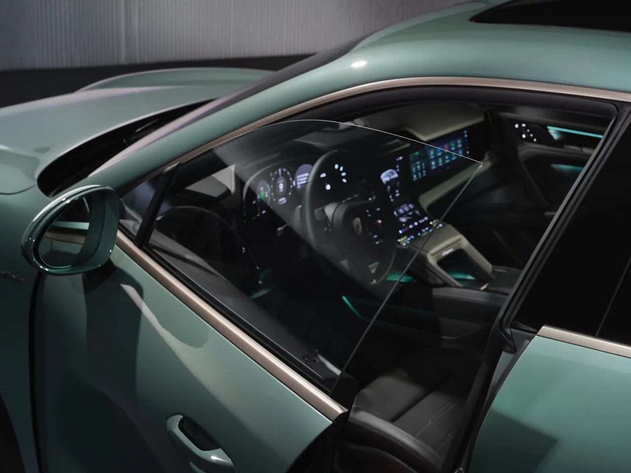 中控台使用Flow Display曲面OLED主萤幕，搭配14.25吋仪表与可选的乘客萤幕，组成保时捷品牌历来最大的多萤幕座舱。原厂照片