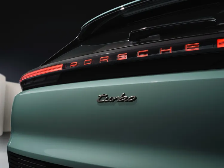 Turbo車型搭載最新世代的高效電動馬達與直接油冷技術，能在Launch Control模式下爆發超過1,000匹的峰值輸出。原廠照片