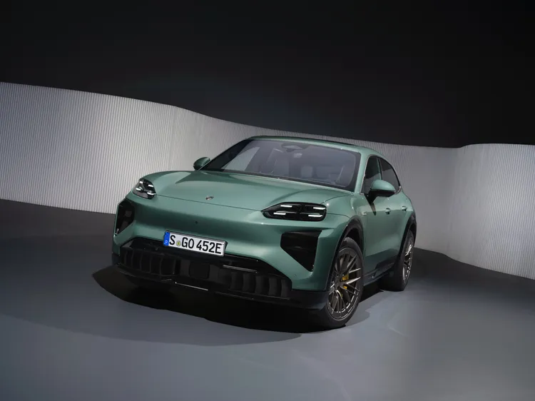 Cayenne Electric外觀造型呈現更鮮明的科技感，車頭採用新世代LED矩陣式燈組，搭配低張力的引擎蓋線條與更具力量的輪拱設計。原廠照片