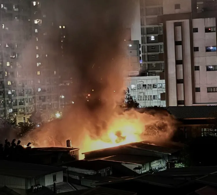 北市万华区双和市场旁民宅今日晚间发生火警，烈焰冲天如火炬照亮黑夜。翻摄自我是万华人脸书社团