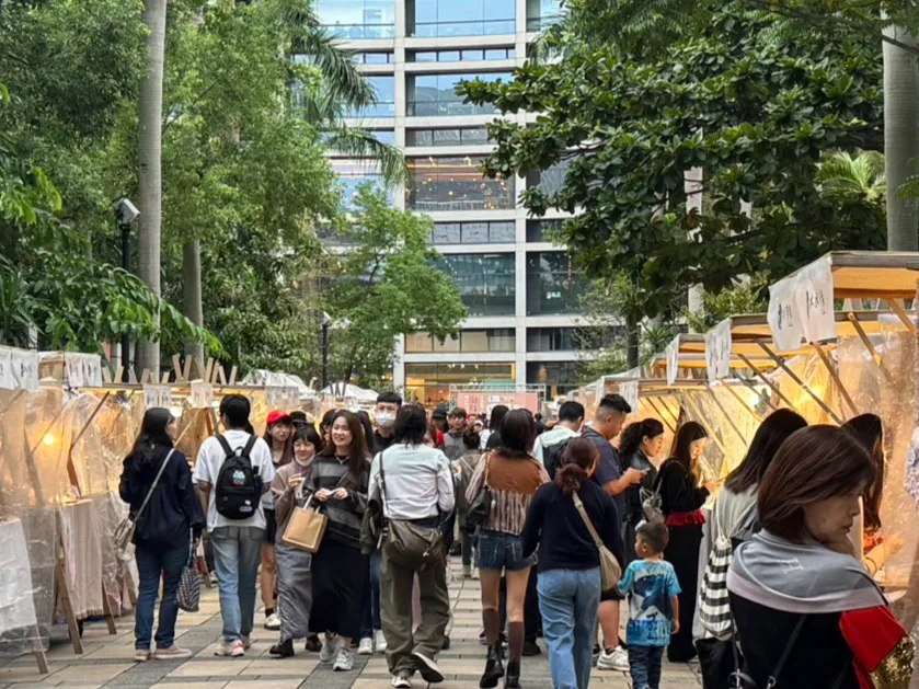 摊贩预估松烟市集整体人流比平日多一倍。张彩茜摄