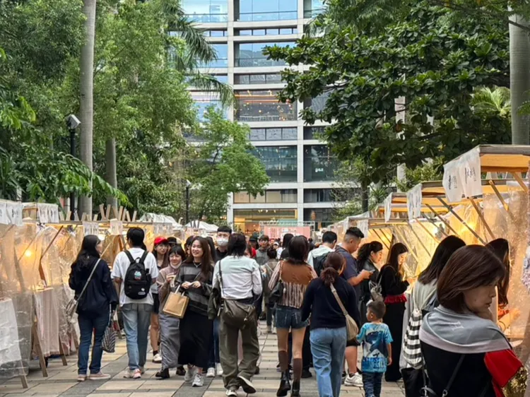攤販預估松菸市集整體人流比平日多一倍。張綵茜攝