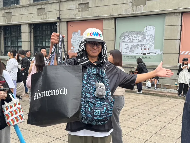 粉丝为见偶像精心打扮,但在松烟排1.5小时买周边,担心怕来不及进场。张彩茜摄