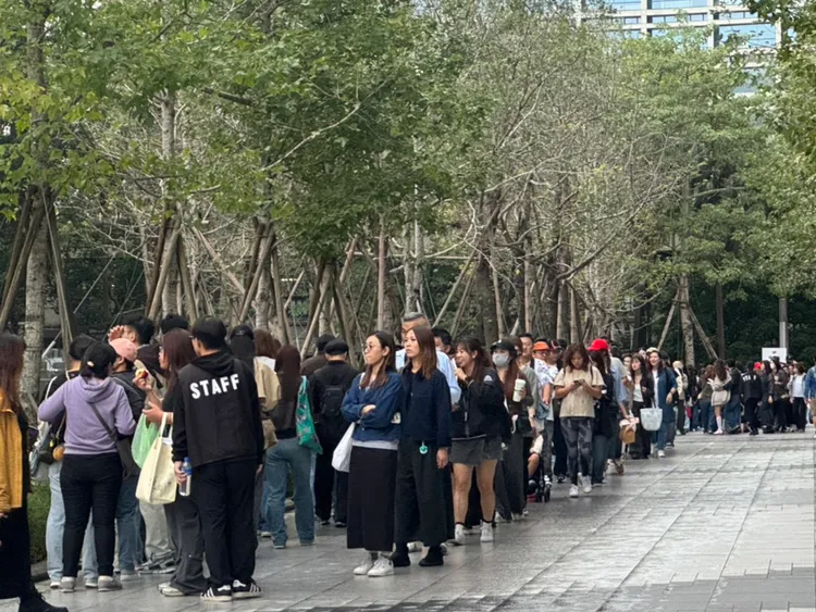 周邊隊伍大排長龍，同一時間台北大巨蛋前已開始入場。張綵茜攝