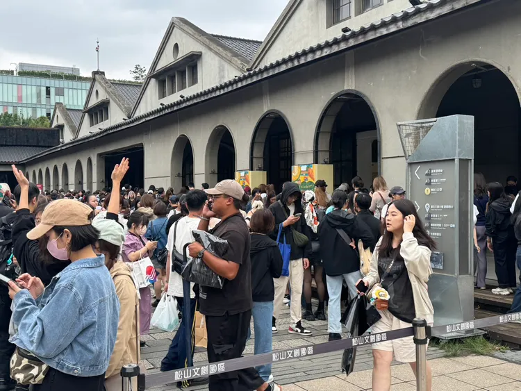松菸周邊販售攤位外，湧入大批粉絲，隊伍擠得水洩不通。張綵茜攝