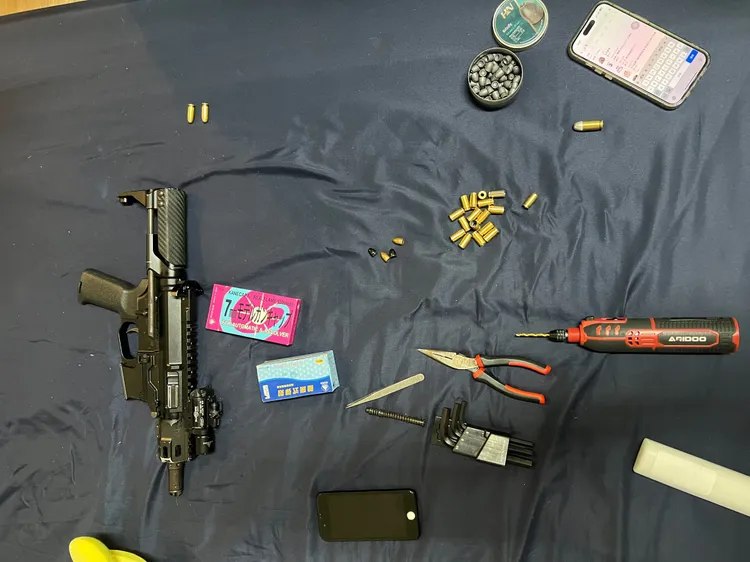 警方查獲QC10衝鋒長槍、彈藥、毒品。翻攝畫面