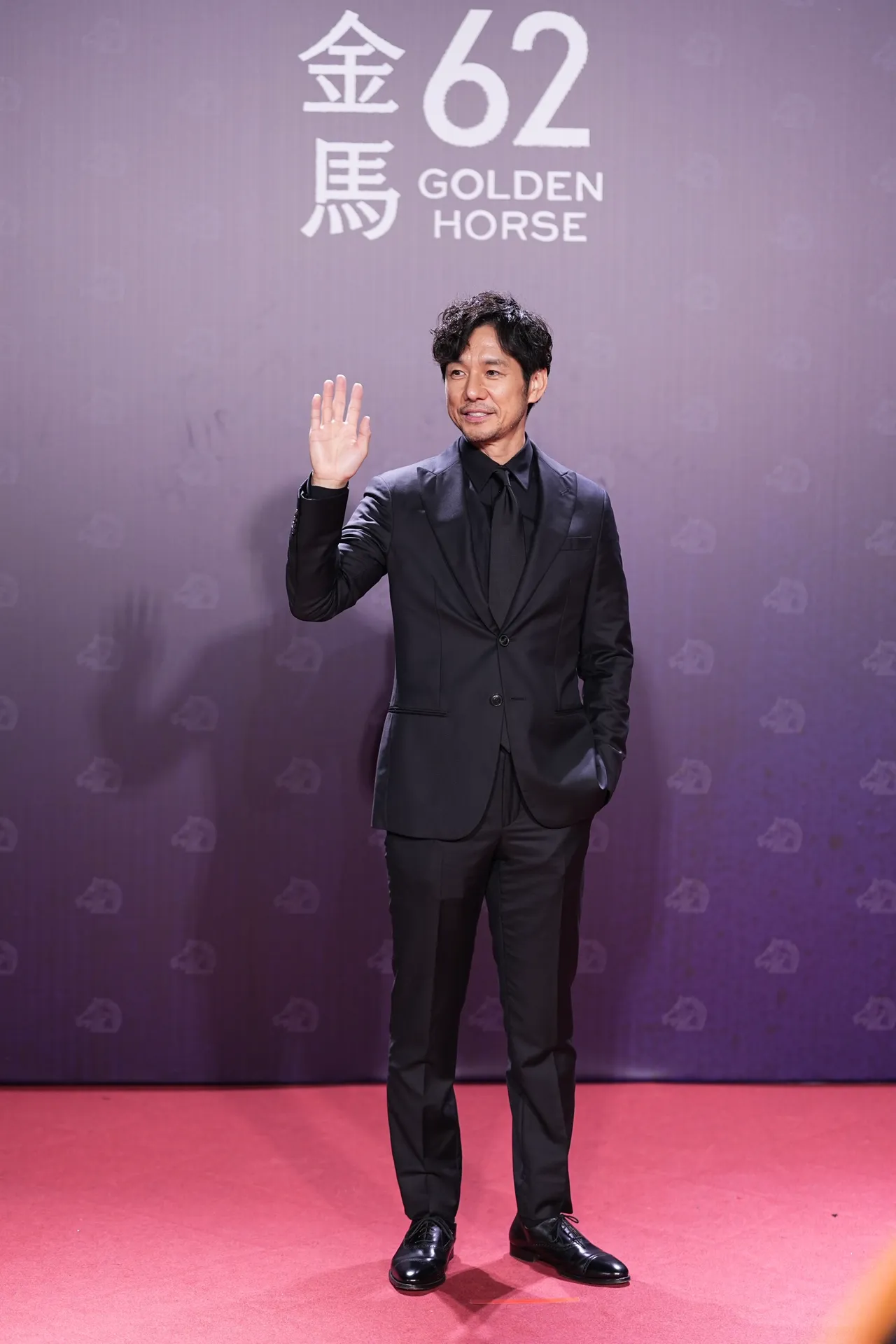 西島秀俊。攝影中心攝