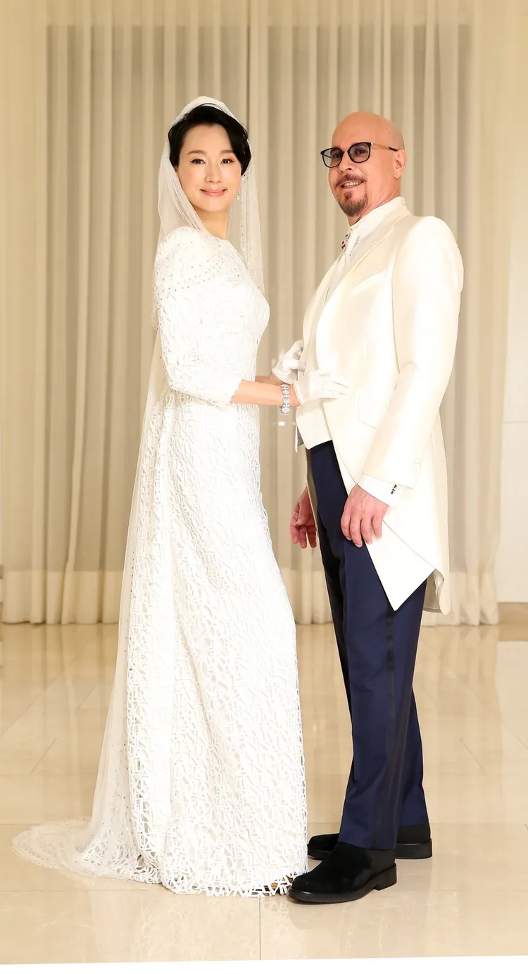 坣娜(左)與薛智偉結婚時的照片。薛智偉提供