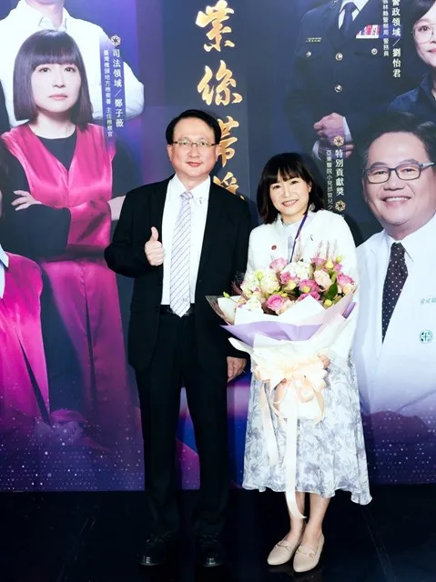 张春晖检察长与郑子薇主任检察官于紫丝带颁奖典礼。桥检提供