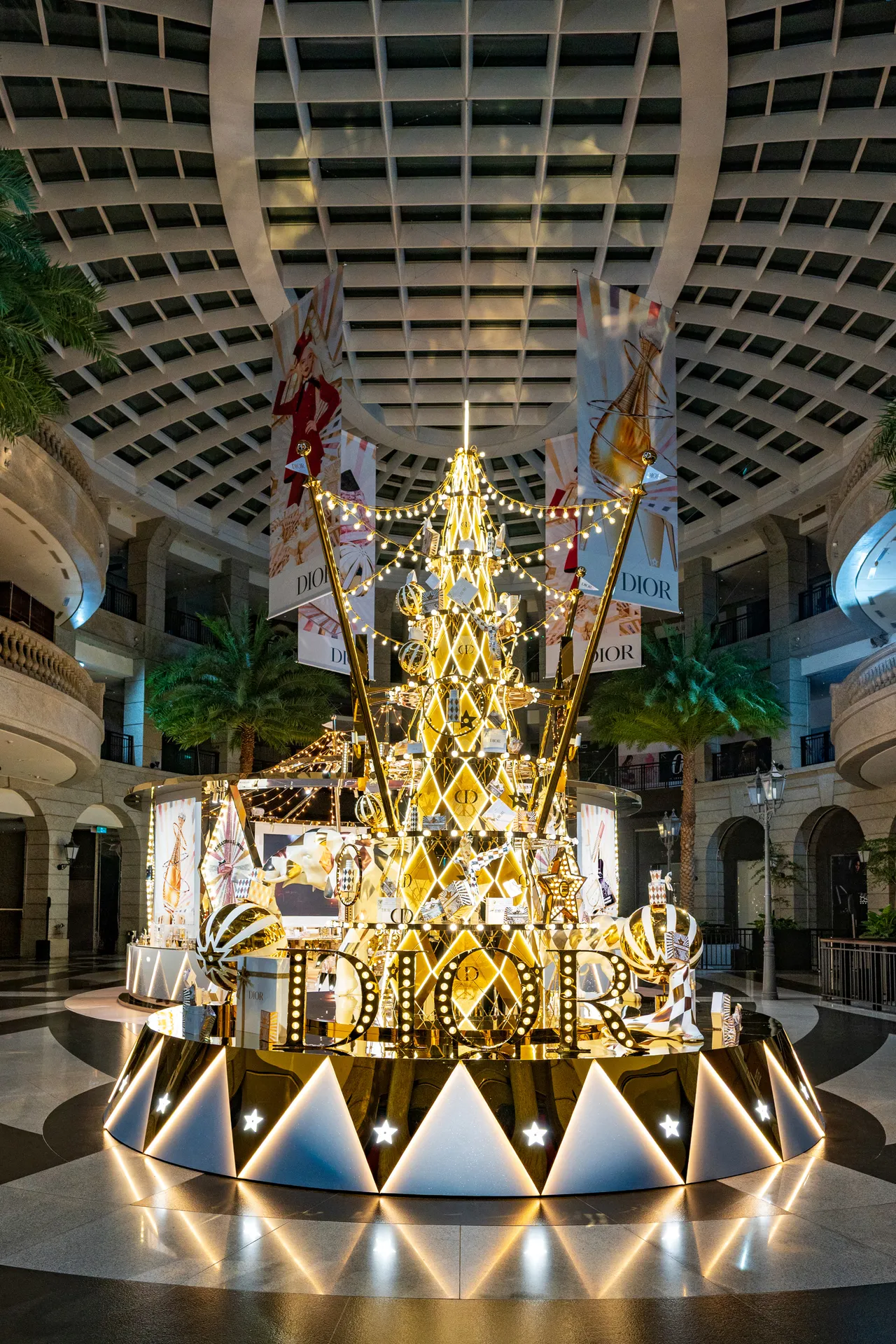 2025迪奥奇幻星愿限定快闪店奇幻星愿圣诞树。品牌提供