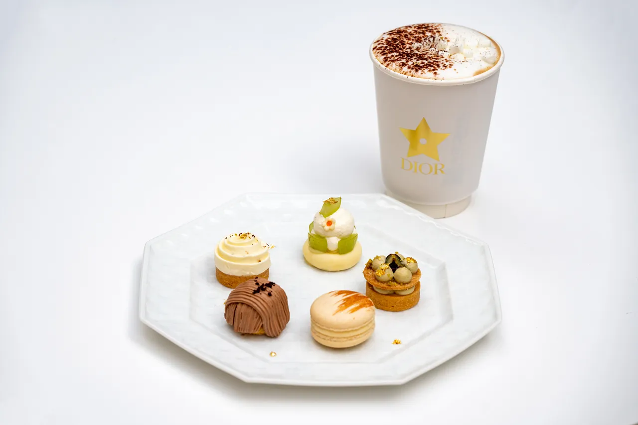 Dior奇幻星愿咖啡厅米其林餐厅侯布雄（Joël Robuchon）限定甜点 
。品牌提供